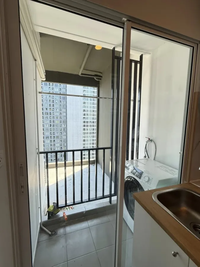For rent: Regent Home Bangna, room on a very high floor, fully furnished, ready to move in.