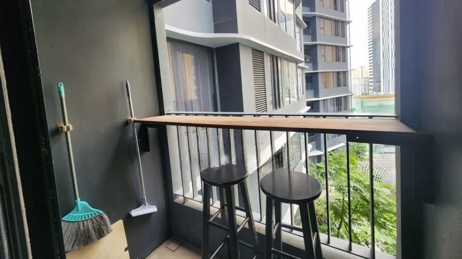 For sale/rent: Ideo Mobi Asoke, studio unit, 10th floor, Phetchaburi Road view, high ceiling, chic black and white wall design. Book now!