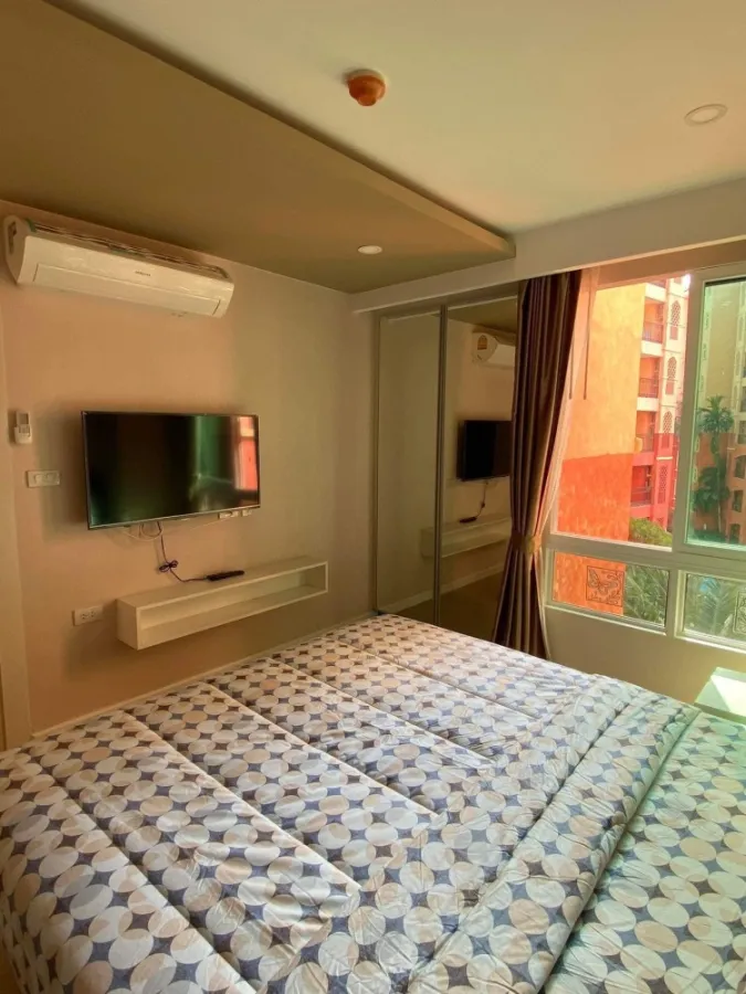 For rent Seven Seas Condo Resort Jomtien (Jomtien) decorated with built-ins. The view of the swimming pool is very good. Don't miss it.
