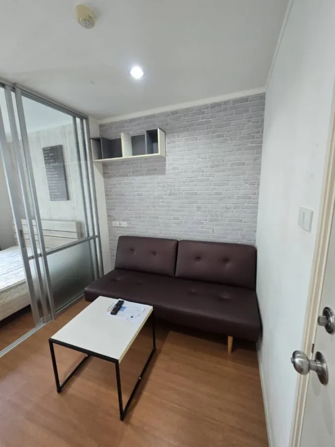 For rent: Lumpini Park Rattanathibet – Ngamwongwan. High-quality wallpaper installed. Fully furnished with appliances. Ready to move in.