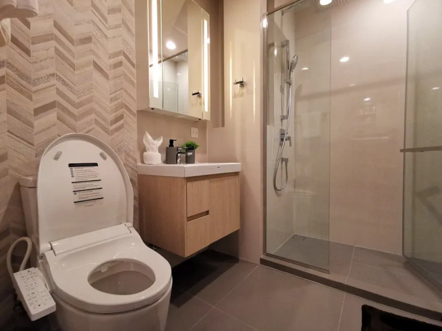 For sale/rent: Oka Haus Sukhumvit 36, ready to move in, high floor, spacious, reserve now, don't miss out!
