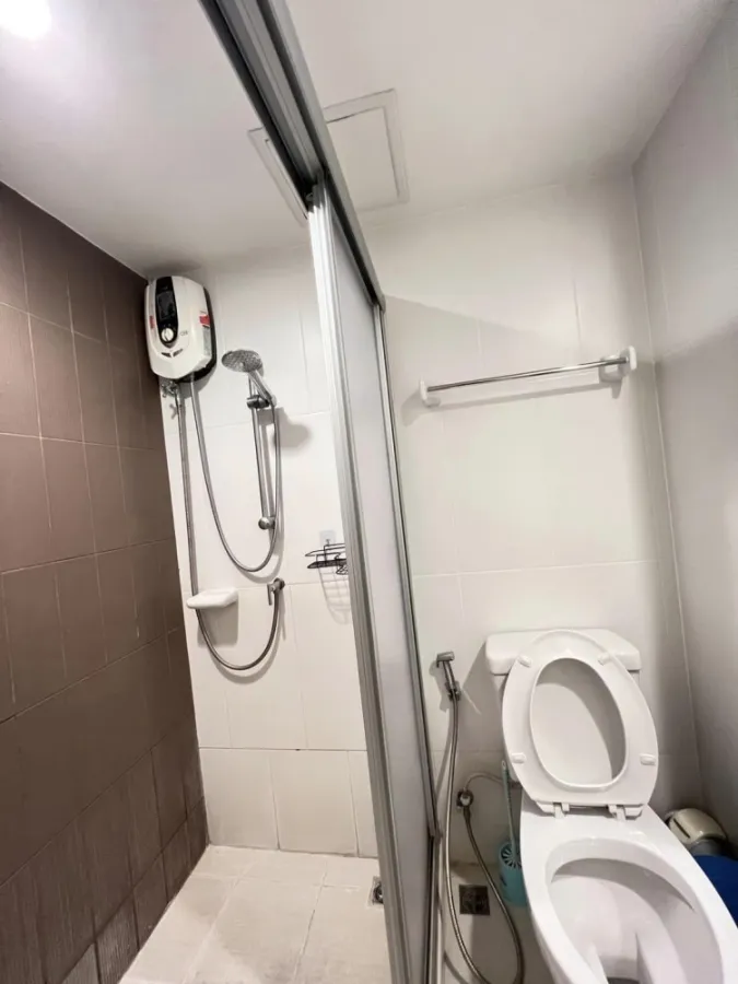 For sale: U Delight @ Huai Khwang Station, Building A, 5th floor, quiet corner room, fully furnished and equipped with electrical appliances.