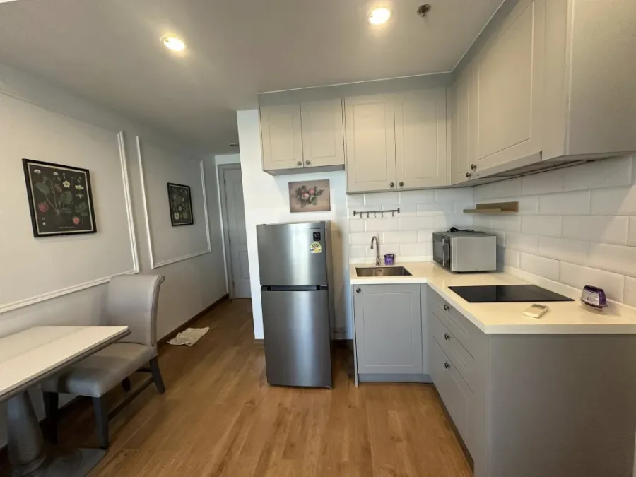 For rent: The Editor, 10th floor, fully furnished with all appliances. No noise from the BTS train. Book now!