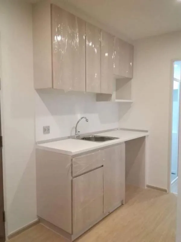 Quick sale, Wynn condo Phahon Yothin 52, very large room, 2 bedrooms, near the swimming pool. Plus a brand new room is ready.