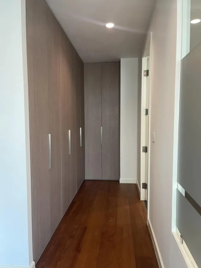 For rent, 185 Ratchadamri, the most popular furniture, full of huge wardrobes. The room is ready Hurry up to reserve now.