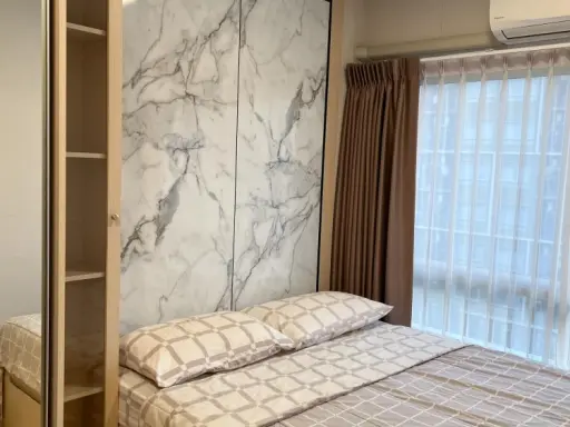 For sale Plum Condo Rangsit Alive Phase 2, decorated with built-in marble pattern. The view of the swimming pool is very good. Don't wait.