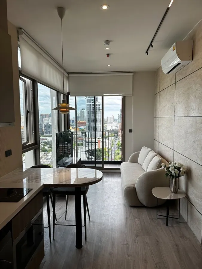 For rent or sale, Rhythm ekkamai estate, high floor, private corner room, beautifully decorated, stylish, nice to live like this, book now.