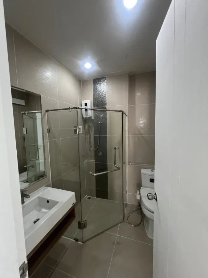 Happy Condo Ladprao 101 for rent. Beautifully decorated unit with complete furniture. Just bring your suitcase and move in!