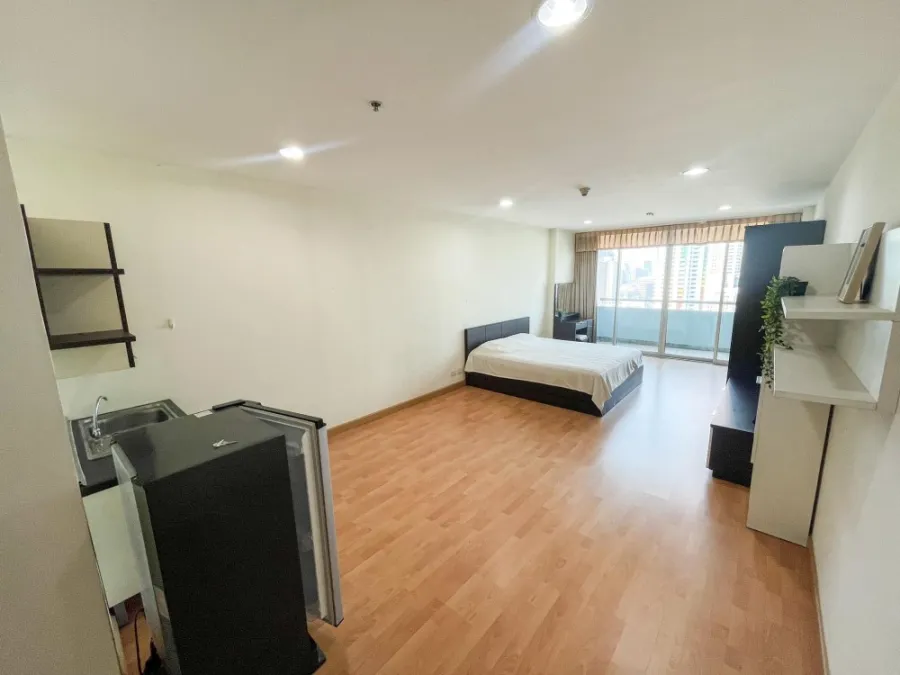 Condo for rent, The Platinum, studio room, lots of usable space, view of Baiyoke Building, just carry your bags and move in.