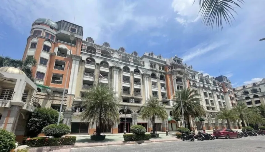 Selling a 32.17 sq m unit at Champs Elysées Chaengwattana, 3rd floor. Excellent price, very affordable! Don't miss out!