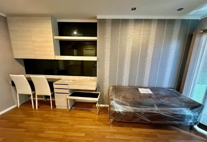 Urgent sale Lumpini Park Rama 9 - Ratchada, room with good wallpaper. Great price If you don't buy, you're missing out.