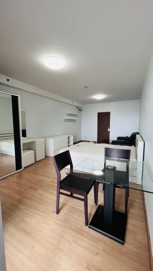 For rent: Supalai Park Kaset, 10th floor, Building B, pool view. Ready to move in with just your luggage.