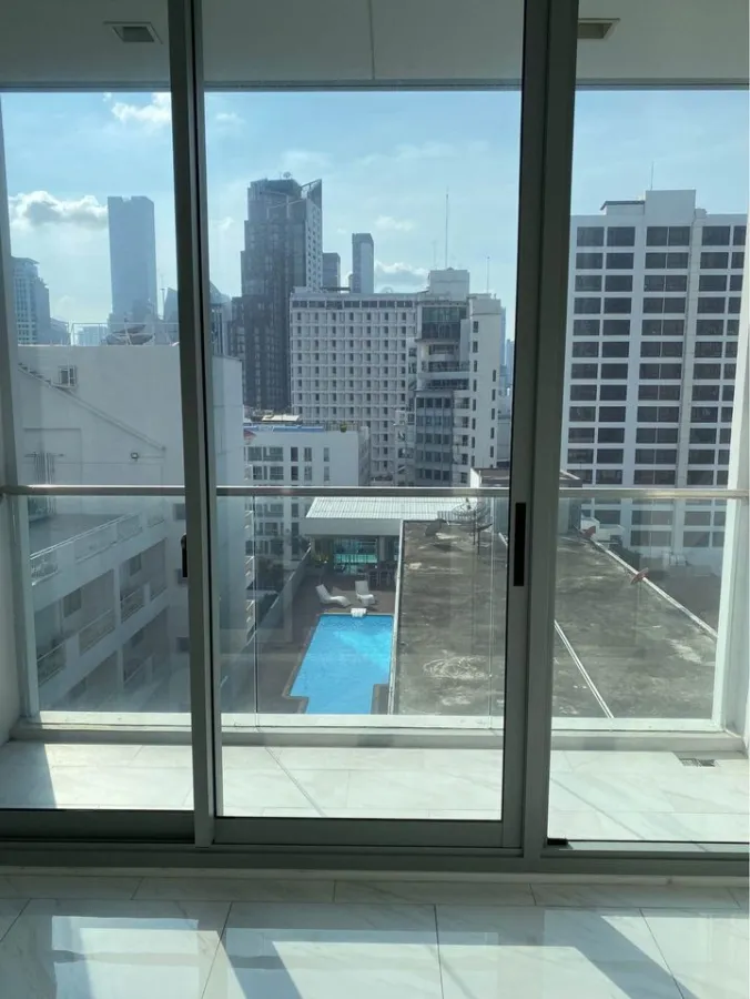 Urgent sale, Condo Hyde Sukhumvit 11, spacious room. Lots of usable space Come be the owner here.