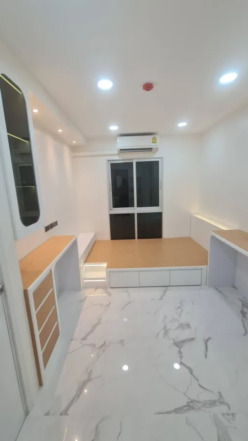 Plum Condo Chaengwattana Station for sale. Nice unit on the 2nd floor (not too high). Built-in interior. Reserve now!