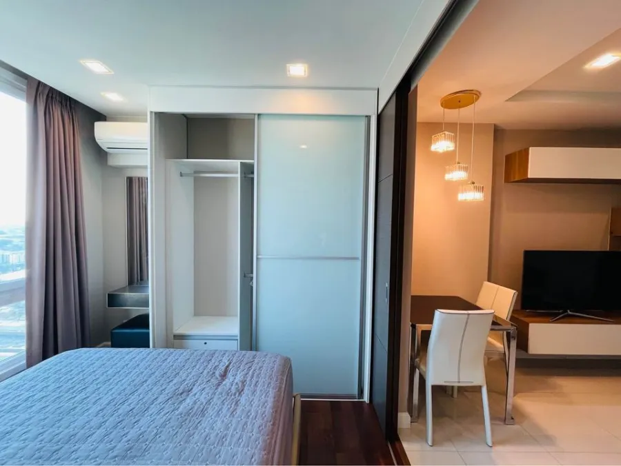 For rent: The Metropolis, 24th floor, extremely beautiful city view. Decorated with awesome built-in furniture throughout the room. Can't miss it.