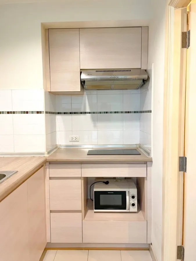 For sale or rent: Lumpini Park Riverside - Rama 3. Corner unit offering privacy, high-quality built-in furniture, and beautiful view. Book now!