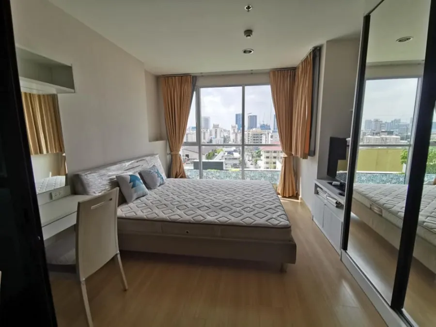 For rent Life @ Ladprao 18, beautiful room. The interior is very wide, fully furnished. Book now, don't miss it.