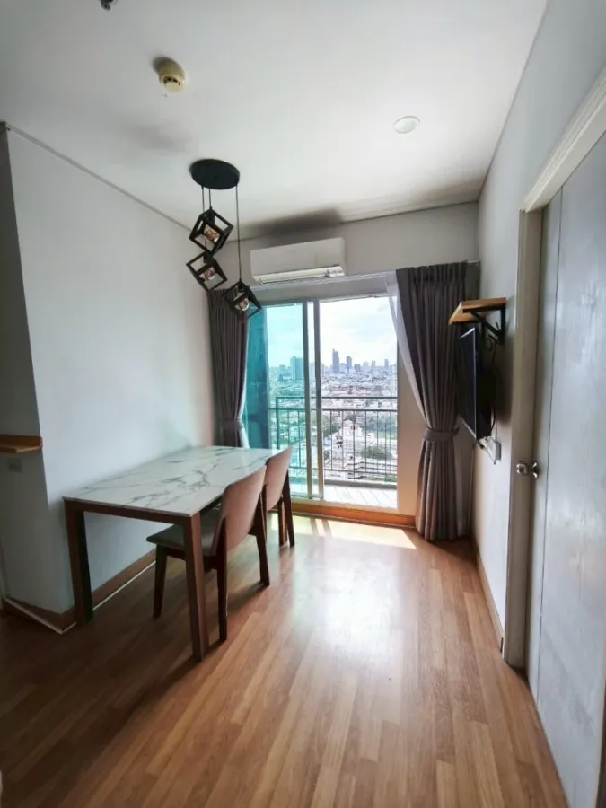 For rent: Lumpini Place Condo, Ratchada-Sathu, ready to move in, open view, no buildings blocking, well-built-in in the room, just bring your bag, hur