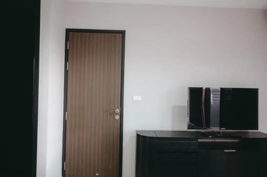 For rent: RHYTHM SUKHUMVIT 44/1, the room has a lot of usable space, fully furnished, you can't miss out on booking it.