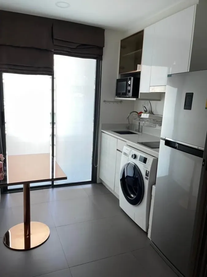 Selling Metro Luxe Rose Gold Phahonyothin-Sutthisan. Beautiful, ready-to-move-in unit with pool view. Convenient location.
