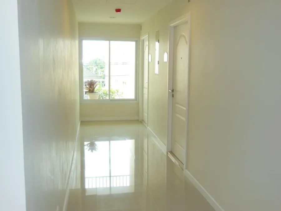 Urgent sale, Condo Sense of London, it's worth buying by yourself. Or rent it privately, the sound is not loud, hurry to reserve