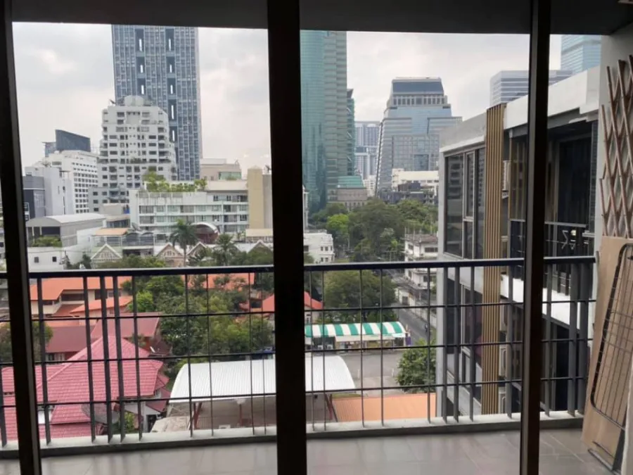 ให้เช่า klass condo silom furniture built in ได้โซฟาใหญ่ปรับนอนได้ แถมได้วิวสระแจ่มๆ ไม่จองเสียใจแทน