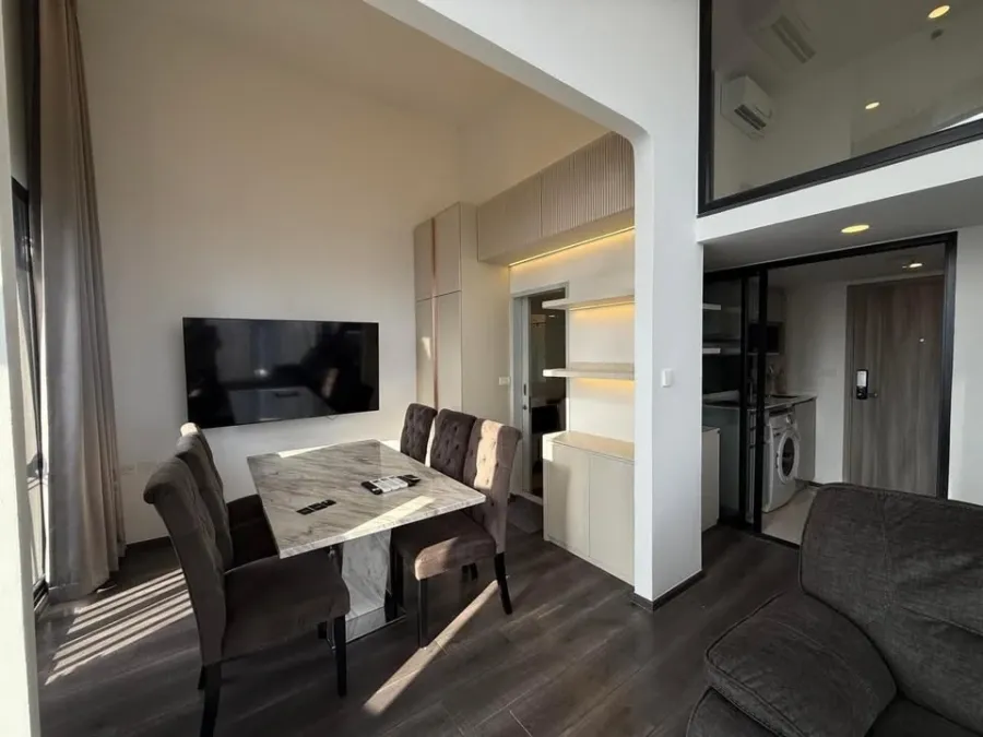 For sale and rent, Knightsbridge Space Ratchayothin, high floor, good view, duplex style room. Good furniture, reserve quickly.