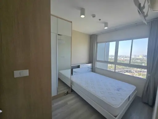 For sale or rent: ELIO SATHORN-WUTTHAKAT, 1 BED PLUS corner unit, next to fire escape, enclosed kitchen with balcony. Reservation required.