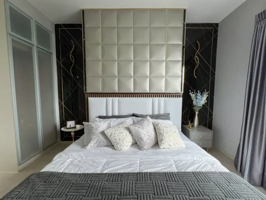 For rent: Chapter One Eco Ratchada-Huai Khwang, beautifully decorated room, good built-in furniture. Just carry your bag and move in.