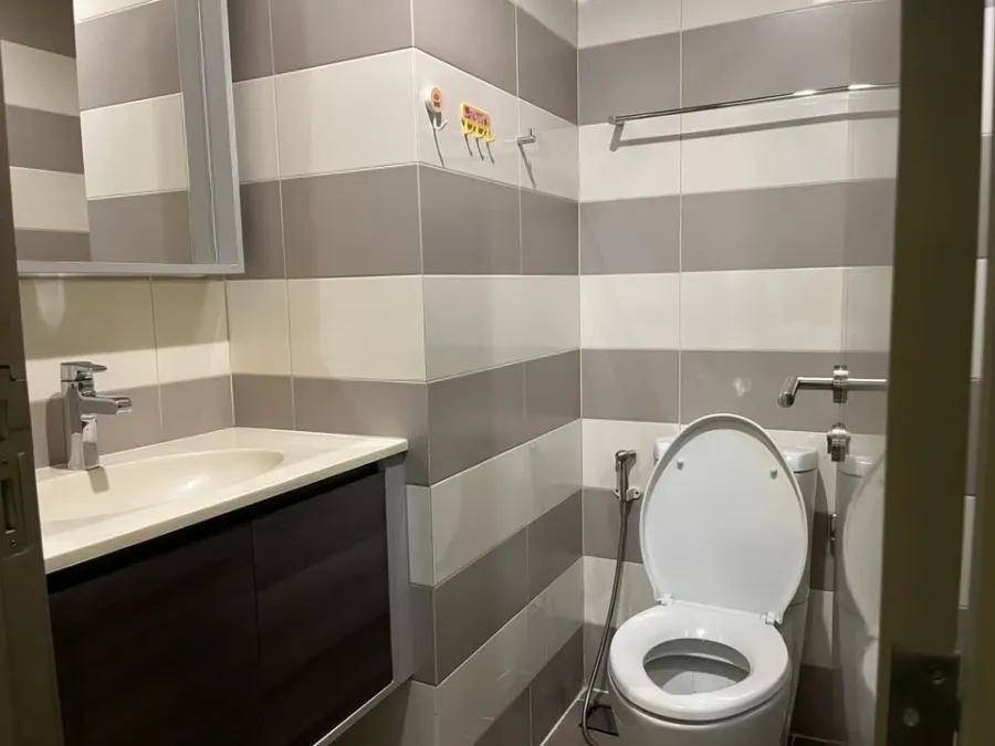 For rent: Ceil By Sansiri Ekkamai. Beautifully decorated with built-in furniture throughout, and fully equipped with electrical appliances. Book now!