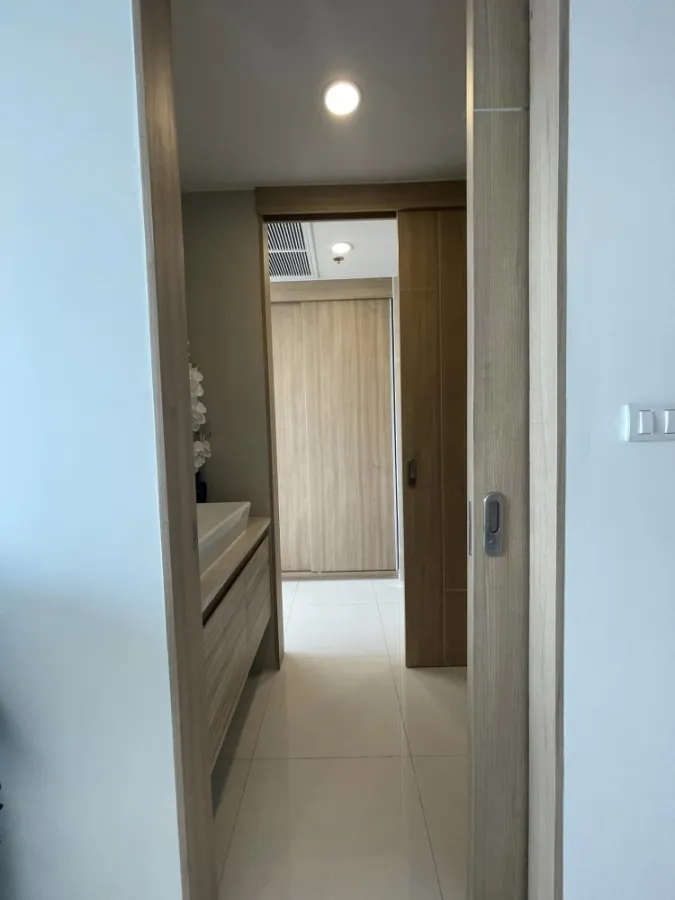For rent, The Riviera Wongamat Beach (North Pattaya), very beautiful sea view. You can lie down and enjoy the view. Book now.