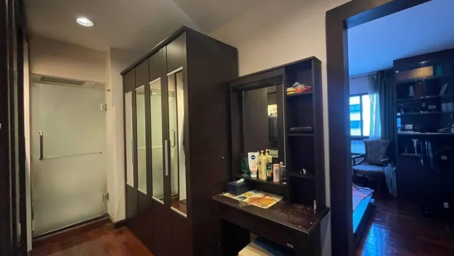 Selling a very spacious 3-bedroom, 3-bathroom condo at Lumpini Ville Phahol-Sutthisarn, complete with built-in furniture. Book now!