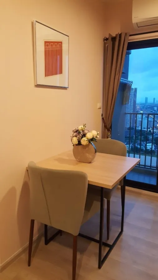 For sale, for rent, Plum Condo Central Station Phase 2, fully furnished room. Complete with electrical appliances and furniture. Book now.