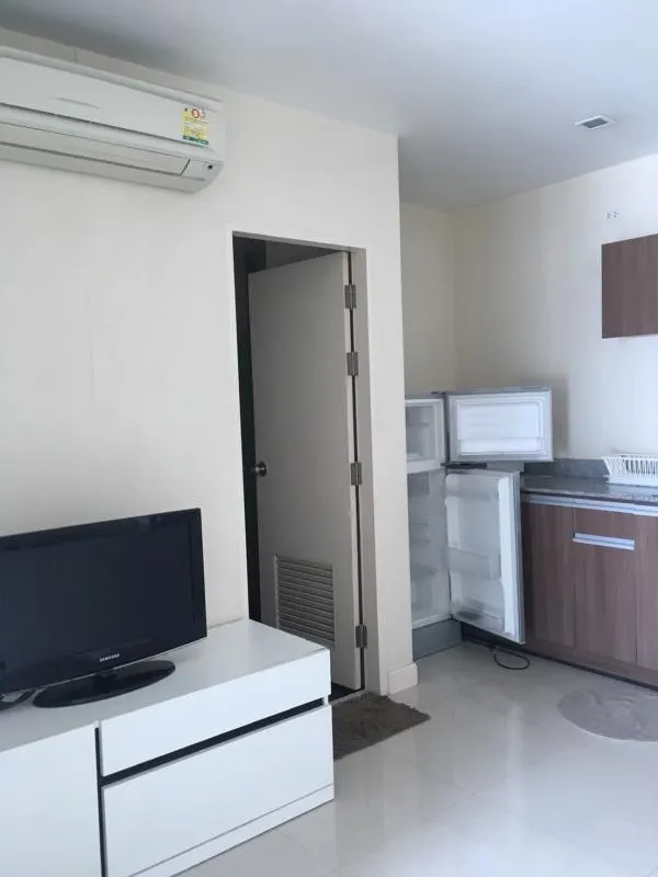 So empty! For rent Wish@Samyan, very good room, view overlooking the Bangkok building!! Fully Furnished!! Ready!
