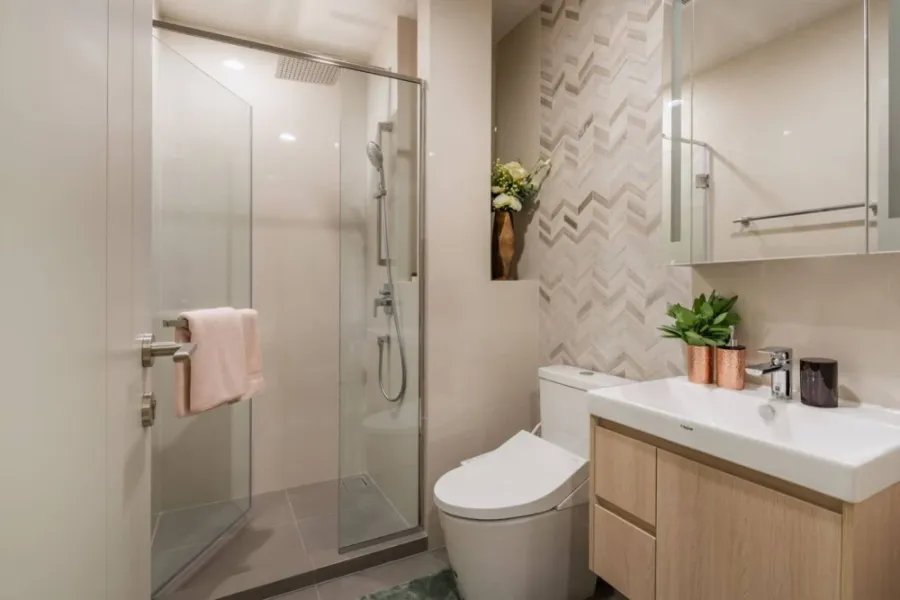 For sale: Oka Haus Sukhumvit 36, 25th floor, very high-rise, 2 bedrooms, 2 bathrooms, in a great location. Interested? Reserve now!