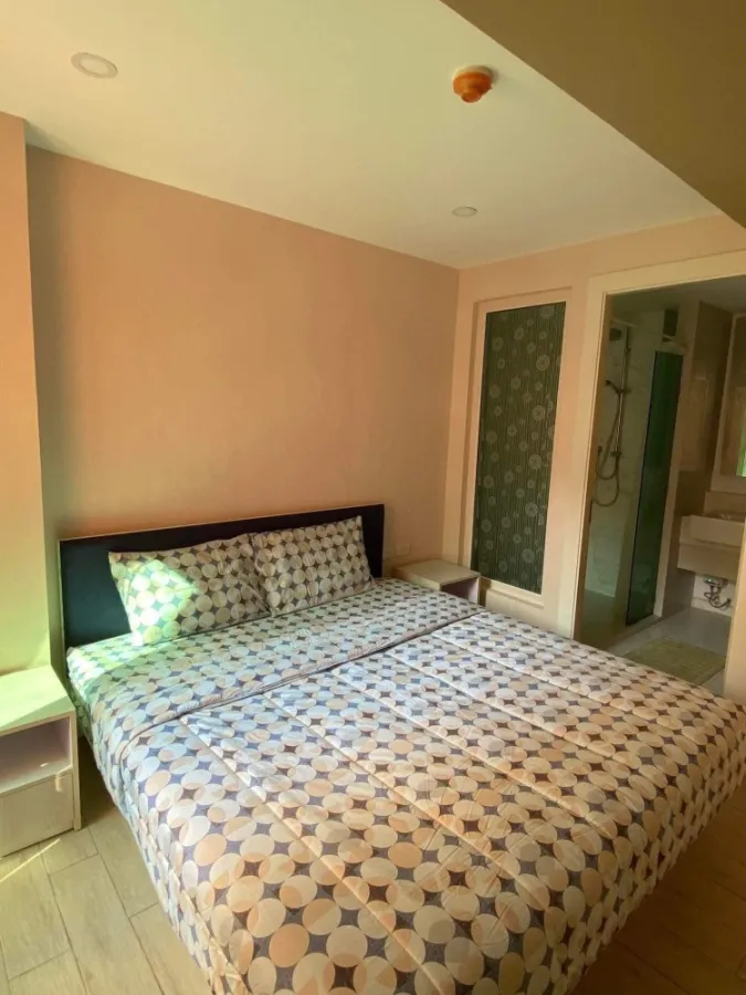 For rent Seven Seas Condo Resort Jomtien (Jomtien) decorated with built-ins. The view of the swimming pool is very good. Don't miss it.