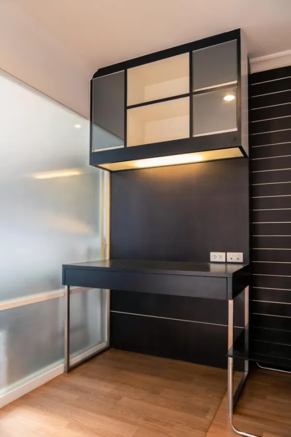 For rent, Lumpini Place Rama 9-Ratchada, 24th floor, fully furnished, Buit-in throughout the room, comfortable leather sofa, if interested, reserve no