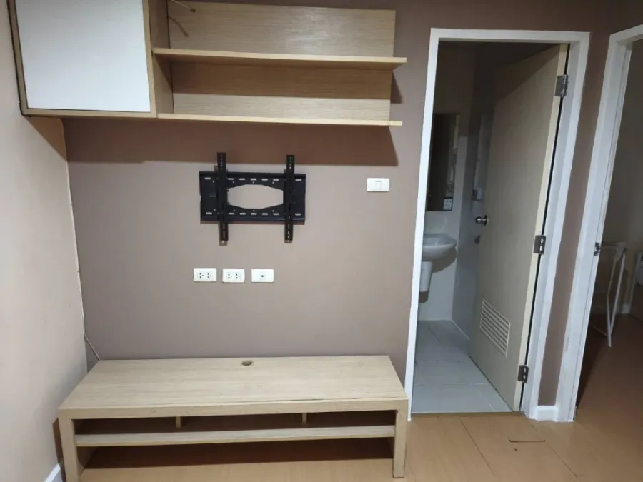 For rent: iCondo Sukhumvit 105. Ready to move in, fully furnished. Just bring your belongings! Don't miss out!