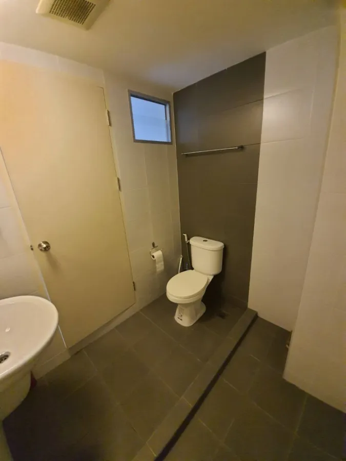 Sell / rent Condo U Ratchayothin (Phahonyothin 32), fully furnished, electrical appliances. There is a train station in front of the condo.