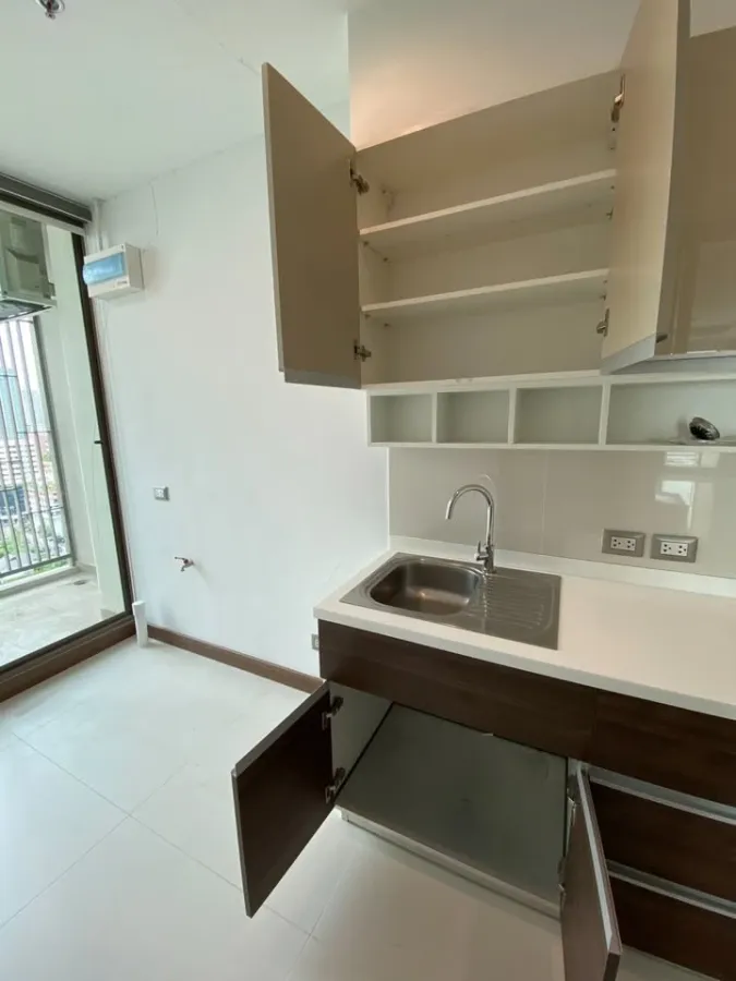 For rent Supalai Oriental Sukhumvit 39, empty room with kitchen, lots of usable space, definitely comfortable, hurry and book now.