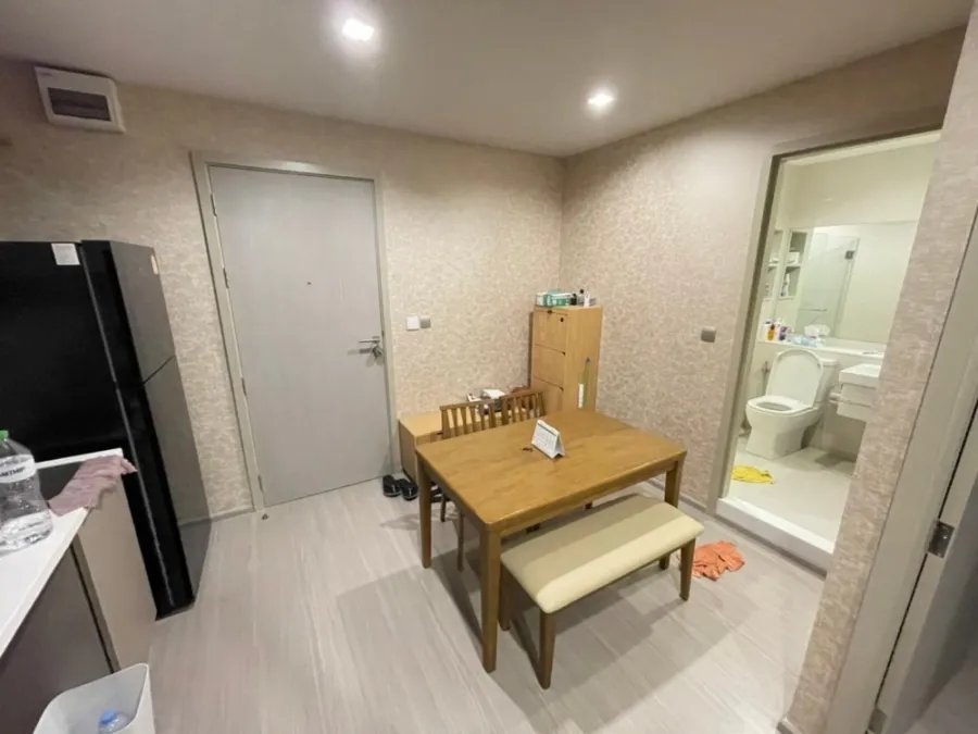 Condo Life Ladprao for rent, high floor, room with wallpaper in the whole room Fully furnished, ready to move in. Hurry up to reserve.