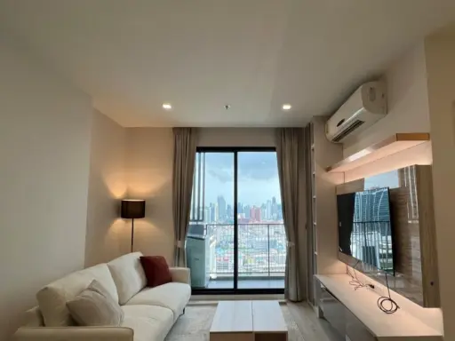 Condo for urgent rent, Quinn Ratchada 17, spacious room, plenty of usable space, hurry and reserve today.