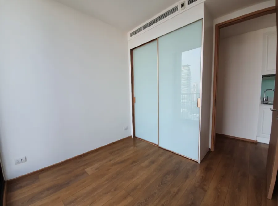 Condo for rent, Noble B Sukhumvit 33, high floor room, good view, comes with full amenities.