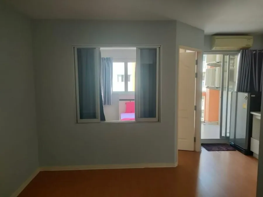For sale: Lumpini Condo Town, Rattanathibet, 5th floor, not very high floor, separate rooms. Don't just look, hurry and reserve now.
