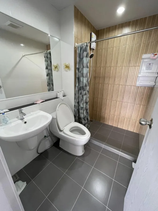 Hi Seacon Station for sale, 2nd floor, quiet room with furniture. Convenient travel. If interested, book now.