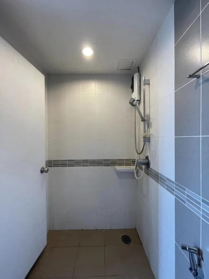 For sale, for rent, Lumpini Place Condo, Srinakarin-Hua Mak Station, 8th floor, corner room, very private, interested, hurry and book now.