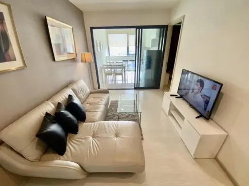 For rent: RHYTHM Sukhumvit 42, spacious room. There's usable space and the price isn't too high. Let me tell you, you can't miss it.
