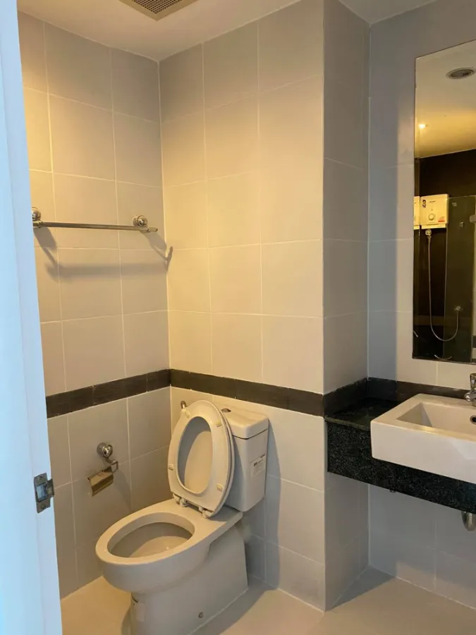 A space Asoke-Ratchada for rent, beautiful room, livable, has everything super comfortable If interested, hurry to reserve.