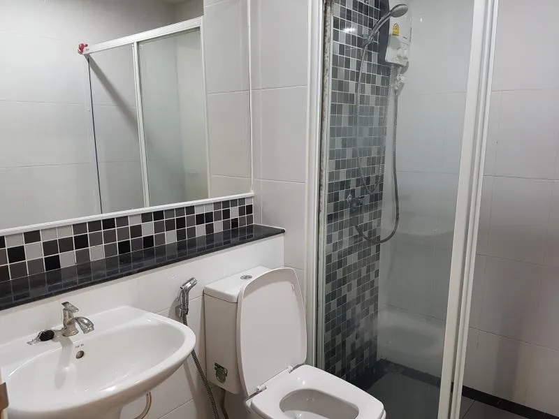 Condo for rent, Regent Home 15, Chaengwattana, 10th floor, very big wardrobe, ready to move in. Don't miss it.
