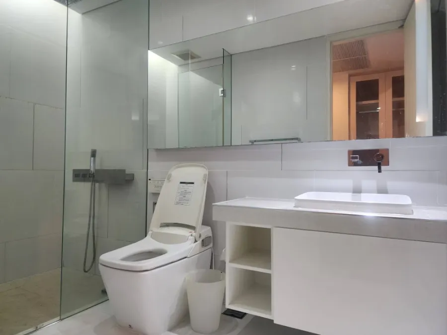 For rent: The Bangkok Sathorn, a nice room with plenty of usable space, good location, convenient transportation, book now!